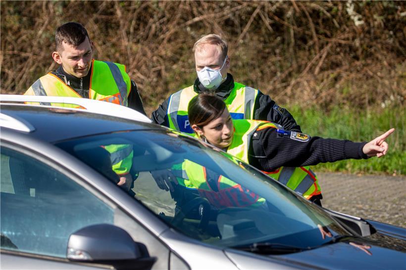 Beamte der Bundespolizei kontrollieren einen Autofahrer (Symbolfoto)
