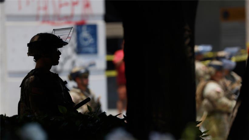 Beamte der Nationalgarde stehen in der Nähe des Metropolitan Detention Center in Los Angeles
