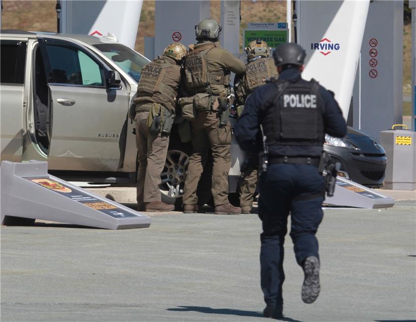 Beamte der Royal Canadian Mounted Police bereiten sich darauf vor, an einer Tankstelle in Enfield einen Verdächtigen in Gewahrsam zu nehmen. Mindestens 16  Menschen sind in der kanadischen Provinz Nova Scotia nach Polizeiangaben getötet worden.
