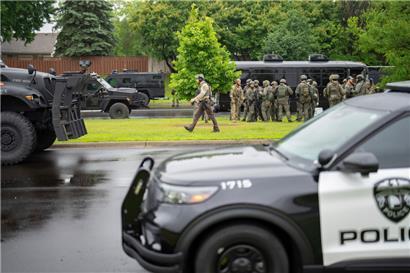 Beamte der Strafverfolgungsbehörden, darunter die örtliche Polizei, Sheriffs und das FBI, stehen weniger als eine Meile vom Unglücksort in Brooklyn Park, Minnesota entfernt. Die demokratische US-Politikerin Melissa Hortman und ihr Ehemann sind erschossen worden. US-Gouverneur Walz sprach von einer offenbar politisch motivierten Tat.
