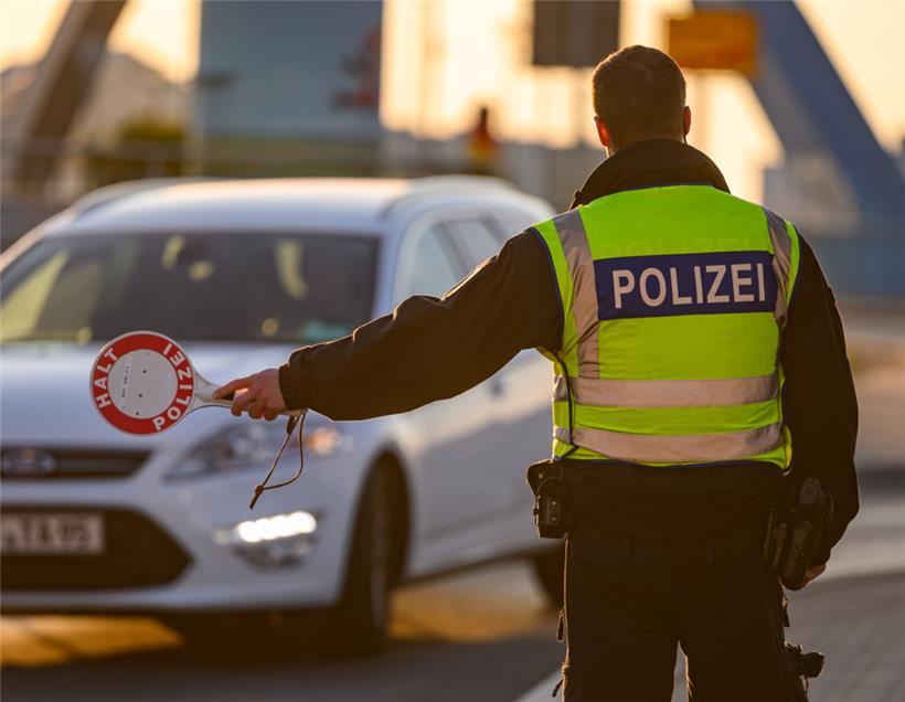 Beamte der deutschen Bundespolizei stehen am frühen Morgen bei der Einreisekontrolle an einem Grenzübergang. Die Bundespolizei hat die Kontrollen an den Grenzen verschärft
