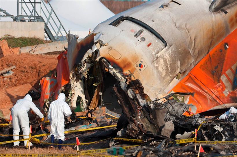 Beamte nehmen an einer Untersuchung der Absturzstelle einer Boeing 737-800 der Jeju Air teil
