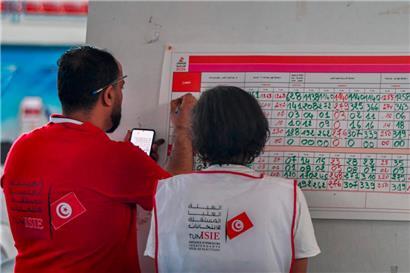 Beamte überprüfen am 7. Oktober 2024 im nationalen Auswertungszentrum in einer umfunktionierten Sporthalle in Tunis die neuesten Aktualisierungen der Stimmenauszählung nach den Präsidentschaftswahlen 2024
