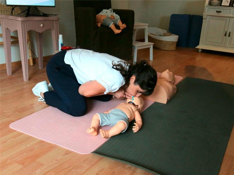 Beatmung eines Babys – diese und andere Erste-Hilfe-Maßnahmen erläutert Dr. Pia Herrera
