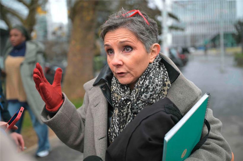 Beatrice Zavarro, die Anwältin des verurteilten Vergewaltigers, spricht in Nanterre zu der Presse.
