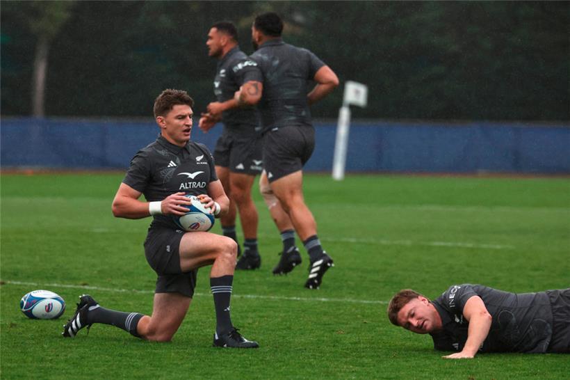 Beauden Barrett (l.) und Jordie Barrett (r.) wärmen sich für das Halbfinale auf
