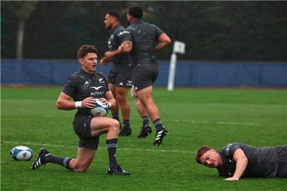 Beauden Barrett (l.) und Jordie Barrett (r.) wärmen sich für das Halbfinale auf
