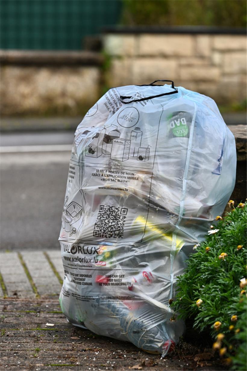 Becher, Flaschen oder Schalen in den leicht durchsichtigen Beuteln müssen zwar leer, aber nicht sauber ausgespült sein
