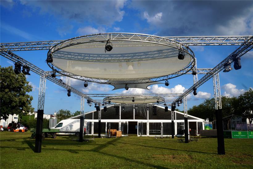 Beeindruckend: das große Festzelt mit erstmals durchsichtigen Planen und das Karree
