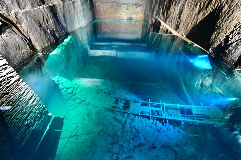 Beeindruckende Welten: Unter dem Wasser liegen noch Teile der alten Förderanlage