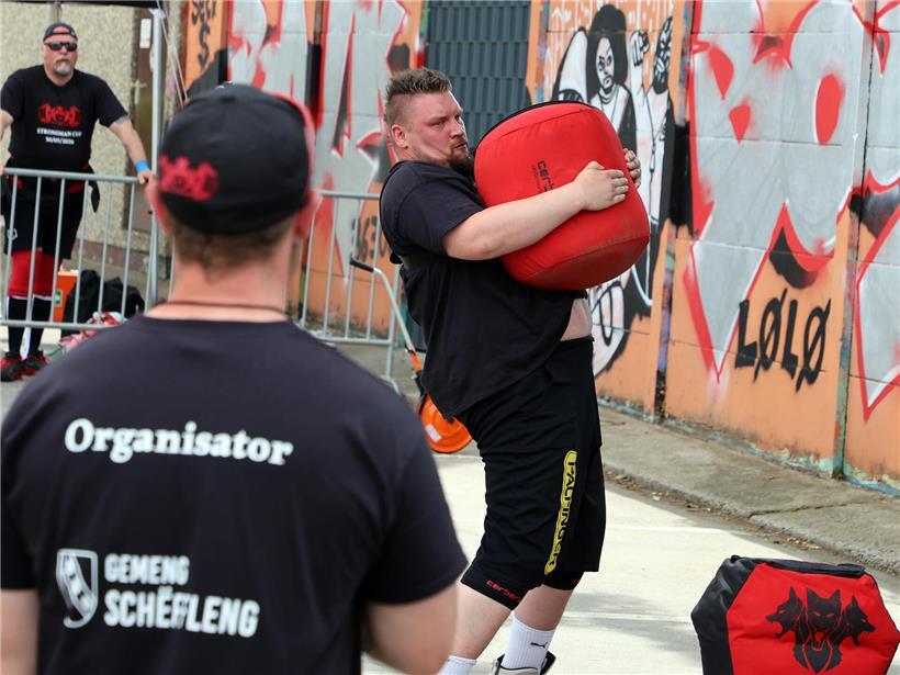 Person hebt beeindruckende schwere Gewichte im Fitnessstudio beim Krafttraining