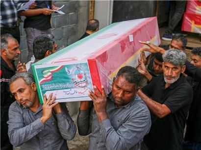 Beerdigung von Opfern nach Bombardierung einer Mädchengrundschule im Iran, Trauer und Zerstörung sichtbar