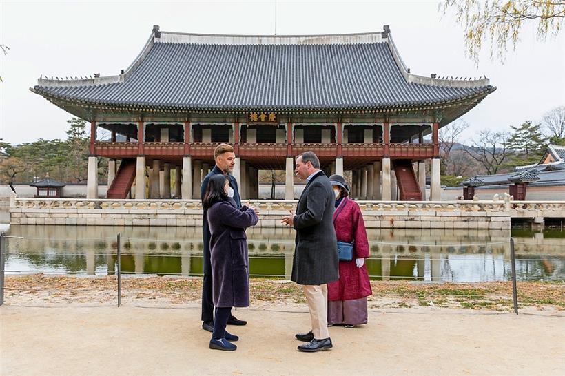 Begegnung vor dem Gyeongbokgung-Palast in Seoul. Der Name bedeutet „Palast der s...