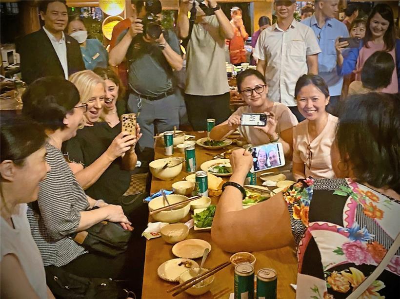 Begeisterung über Selfies mit einem Premierminister in Hanoi
