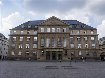 Beginn der Konferenz um 18.45 Uhr im großen Sitzungssaal des Escher Rathauses mit moderner Bestuhlung und Beleuchtung