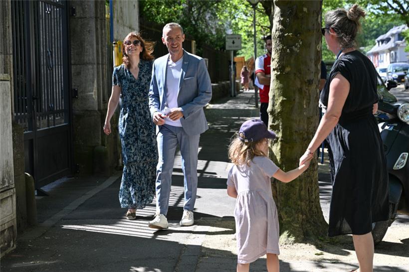 Beginn eines langen Tages: Georges Mischo und Ehefrau Geraldine am Sonntagmorgen auf dem Weg ins Wahlbüro
