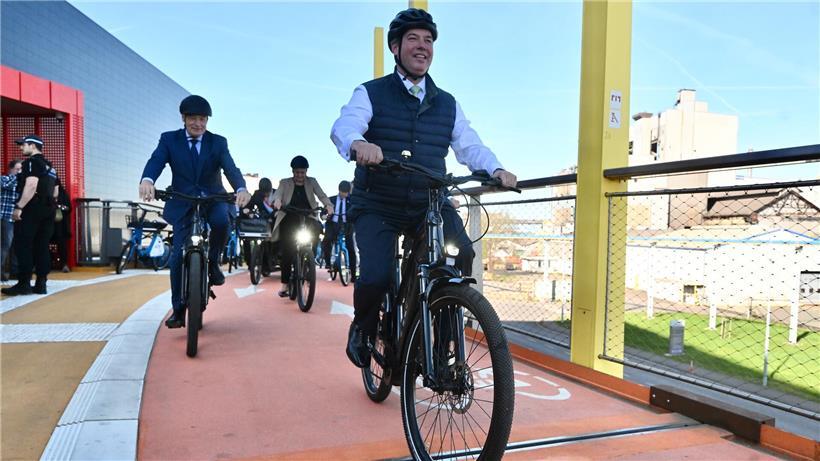 Großherzog Guillaume fährt mit Radfahrern, Vereinen und Musikgruppen über den Vëlodukt bei Festveranstaltung