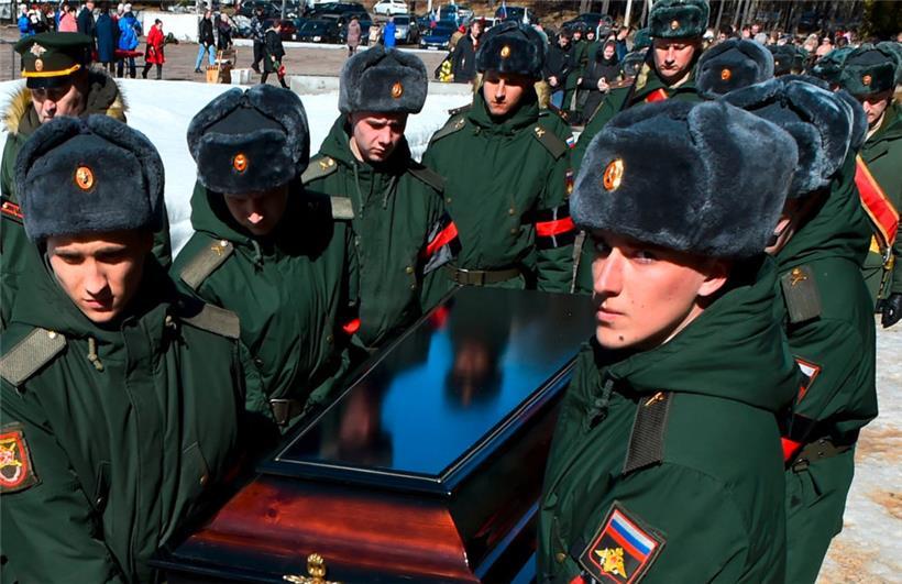 Begräbnis des 20-jährigen Soldaten Nikita Avrov in Luga, 150 Kilometer südlich von Sankt Petersburg: Viele Familien in Russland können ihre in der Ukraine gefallenen Angehörigen nicht bestatten, da die russische Armee die Toten nicht bergen will
