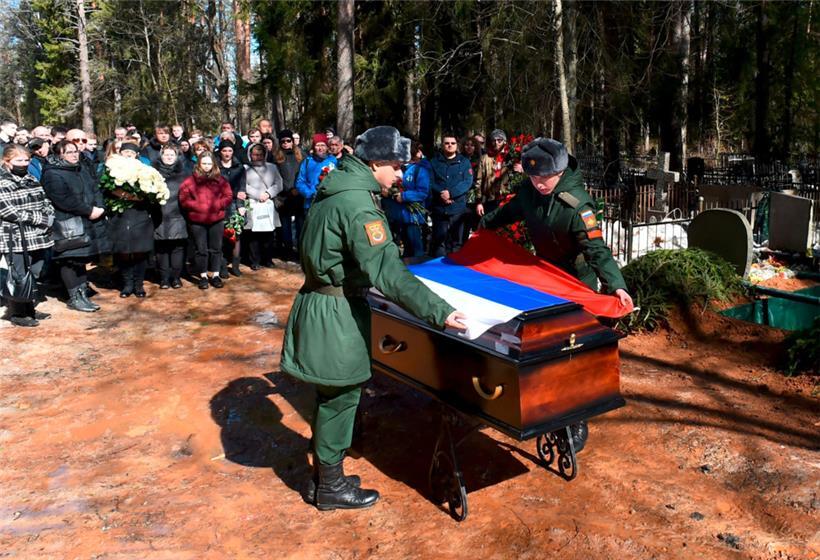 Begräbnis des 20-jährigen russischen Soldaten Nikita Avrov in Luga, rund 150 Kilometer südlich von Sankt Petersburg: Viele Familien in Russland wollen über den Tod ihrer Angehörigen hinaus glauben, dass diese einer guten Sache in der Ukraine gedient haben.
