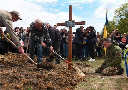 Begräbnis ukrainischer Soldaten – „Was sollte Russland mit der Ukraine tun?“, fragt die russische Presseagentur RIA Nowosti

