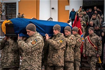 Begräbniszeremonie für einen in Bachmut gefallenen ukrainischen Soldaten in Kiew
