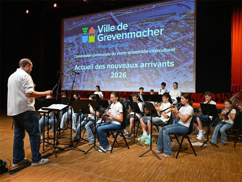Begrüßungsszene mit Händedruck, Lächeln und freundlicher Atmosphäre bei Geschäftstreffen