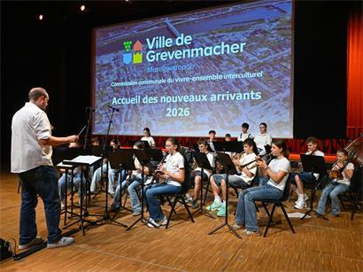 Begrüßungsszene mit Händedruck, Lächeln und freundlicher Atmosphäre bei Geschäftstreffen