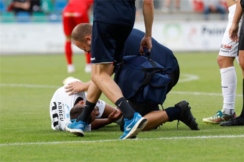 Behandlungspause, Artur Abreu am Boden – ein Bild, das es in dieser Saison schon mehrmals gab
