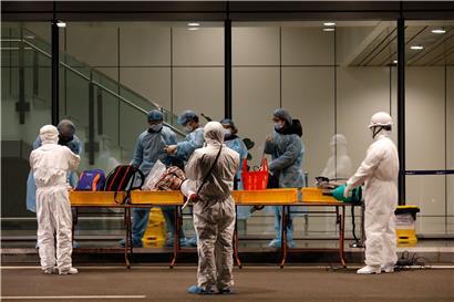Behördenmitarbeiter untersuchen Flugpassagiere, die aus Wuhan nach Vietnam eingereist sind
