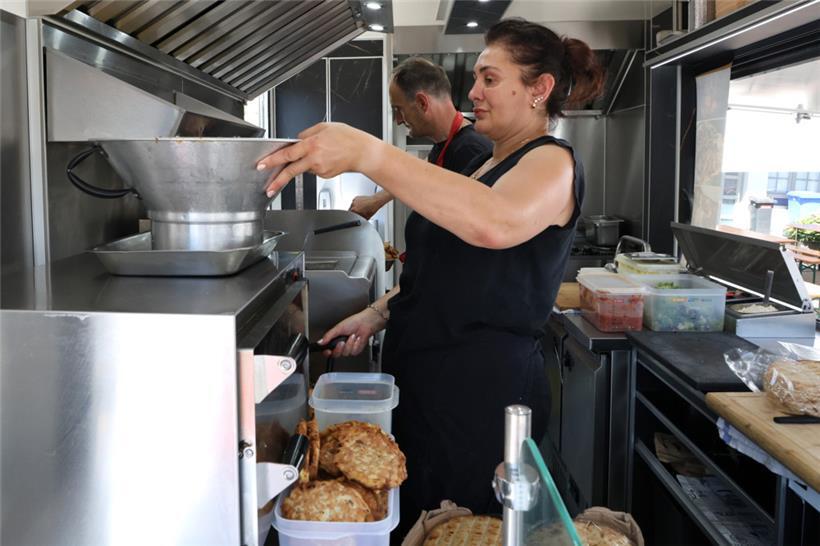 Bei 30 Grad Außentemperatur am heißen Herd: Die Arbeit im Foodtruck ist schwer auszuhalten
