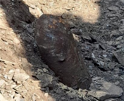 Bei Arbeiten oberhalb des Eisenbahntunnels bei Bürden wurde eine alte Bombe aus dem 2. Weltkrieg ausgegraben
