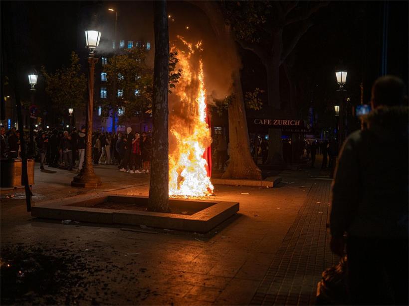 Bei Ausschreitungen in Barcelona hat die Polizei 128 Personen festgenommen