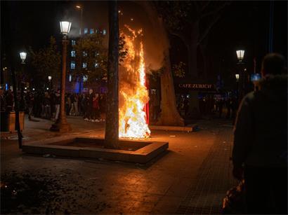 Bei Ausschreitungen in Barcelona hat die Polizei 128 Personen festgenommen
