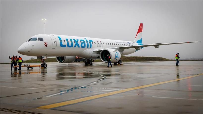 Embraer E2 am Boden bei Frostnebel, schlechter Sicht und niedrigen Temperaturen, Flugausfall wegen Wetterbedingungen