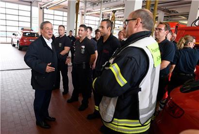 Bei Gerhard Schröder gelernt: CDU-Kanzlerkandidat  Armin Laschet bedankt sich bei Feuerwehrleuten für ihren Einsatz
