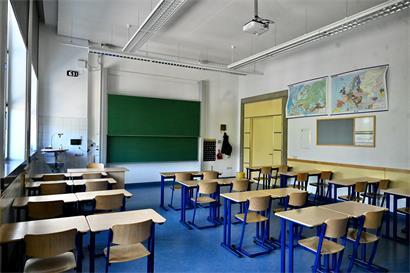 Klassenzimmer im Pariser Lycée des garçons bei Hitze, Schüler kämpfen mit Lernschwierigkeiten durch hohe Temperaturen
