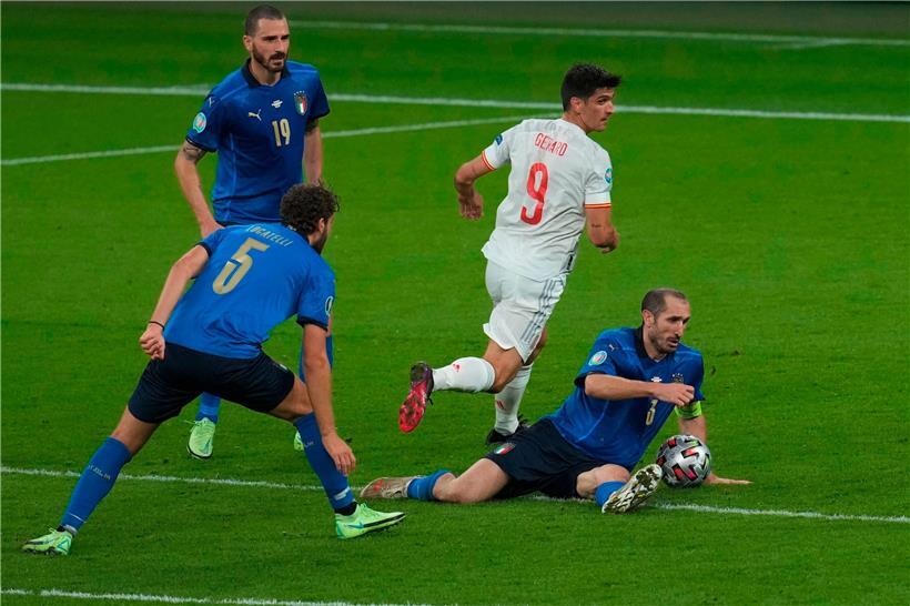 Bei Italien räumt die Altherren-Innenverteidigung aus Leonardo Bonucci (34) und Giorgio Chiellini (36/r.) alles ab
