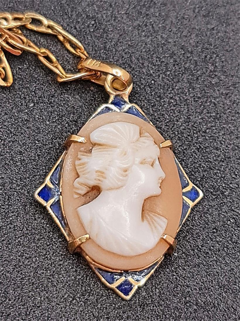 Bei Kamee-Anhängern müssen Experten ein gutes Auge beweisen
