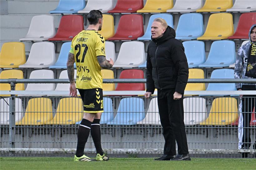 Bei Kapitän Vincent Peugnet und Niederkorn-Trainer Vivian Reydel gab es noch Klärungsbedarf
