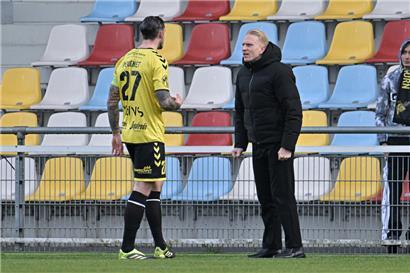 Bei Kapitän Vincent Peugnet und Niederkorn-Trainer Vivian Reydel gab es noch Klärungsbedarf
