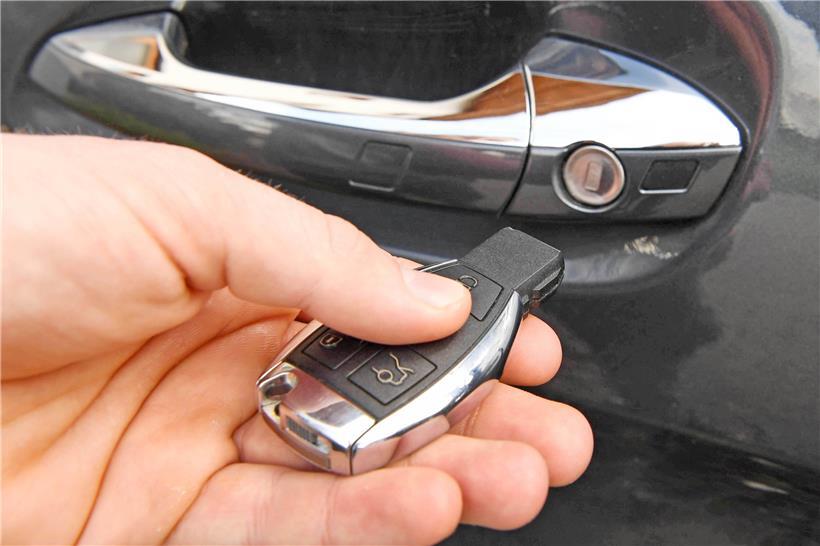 Bei „Keyless Go“-Systemen kann der Schlüssel in der Tasche bleiben. Das Auto öffnet die Schlösser automatisch, wenn sich der Schlüssel in der Nähe befindet.
