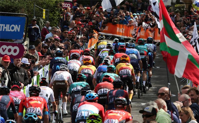 Bei Liège-Bastogne-Liège gelten viele Fahrer als Favoriten – Kevin Geniets (im Bild unten) und Bob Jungels (Nummer 154) starten ebenfalls in Liège
