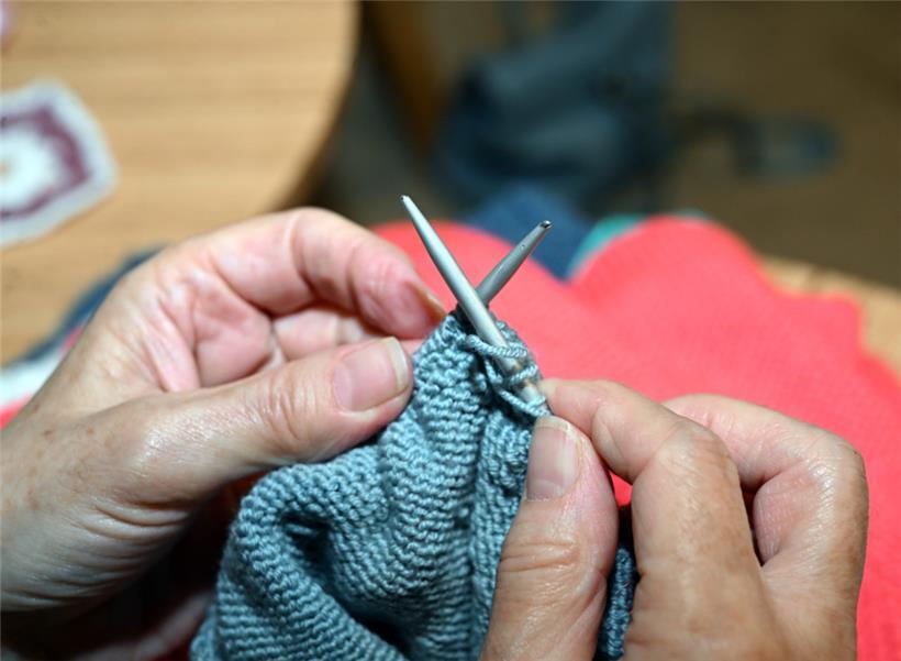 Bei „Mamie et moi“ kommen seit zehn Jahren Senioren und Jüngere zum Stricken zusammen
