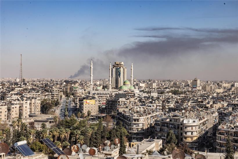 Bei Militäroperationen in der Stadt Aleppo steigt Rauch auf
