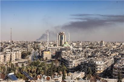Bei Militäroperationen in der Stadt Aleppo steigt Rauch auf
