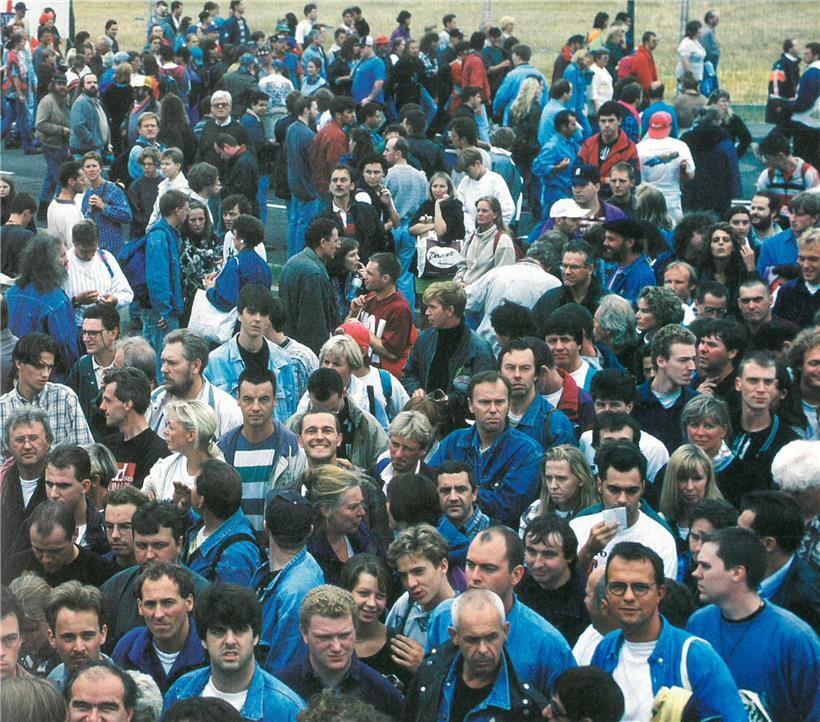 Bei Nässe und Kälte harrte das Publikum am 27. August 1995 stundenlang aus
