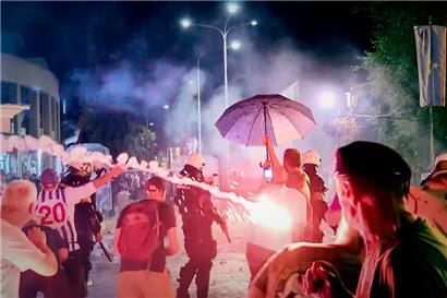 Bei Protesten zwischen Regierungsgegnern und -befürwortern explodieren Feuerwerkskörper
