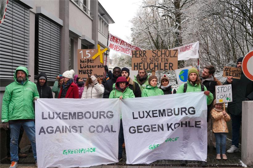 Bei Schneefall versammelten sich Demonstranten vor der Deutschen Botschaft in der Hauptstadt
