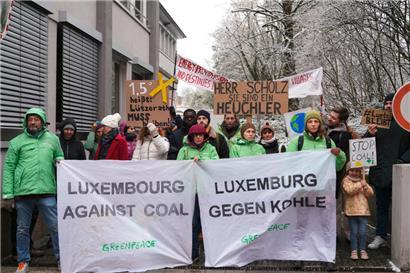 Bei Schneefall versammelten sich Demonstranten vor der Deutschen Botschaft in der Hauptstadt
