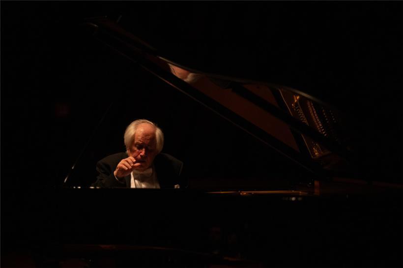 Bei Sokolov erlebt der Hörer Musik pur, die eigentlich anders gar nicht sein kann, wie sie gerade in diesem Moment unter seinen Fingern erklingt
